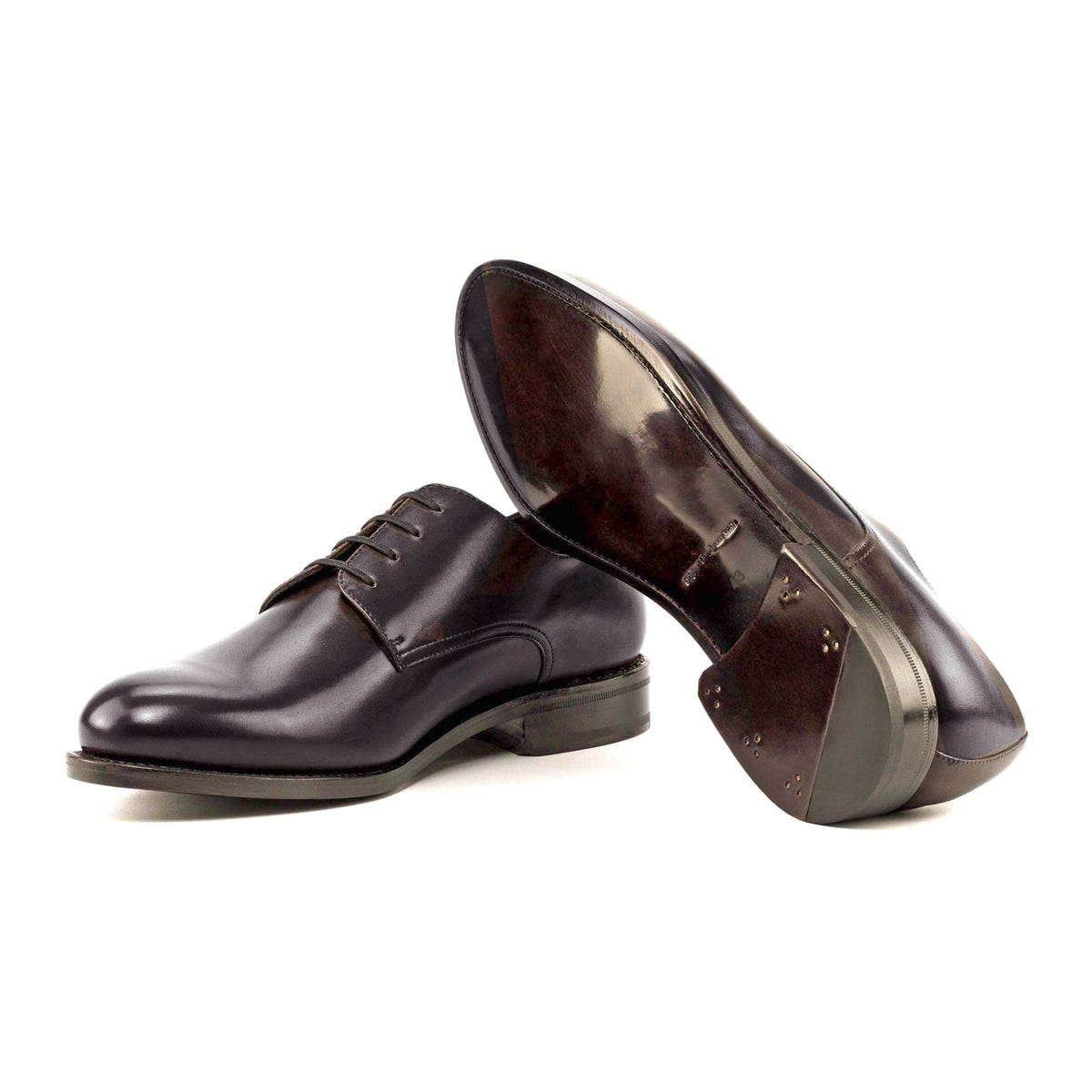 Derby en cuir sang-de-bœuf, semelle cuir : une chaussure debout, l’autre couchée montre sa semelle