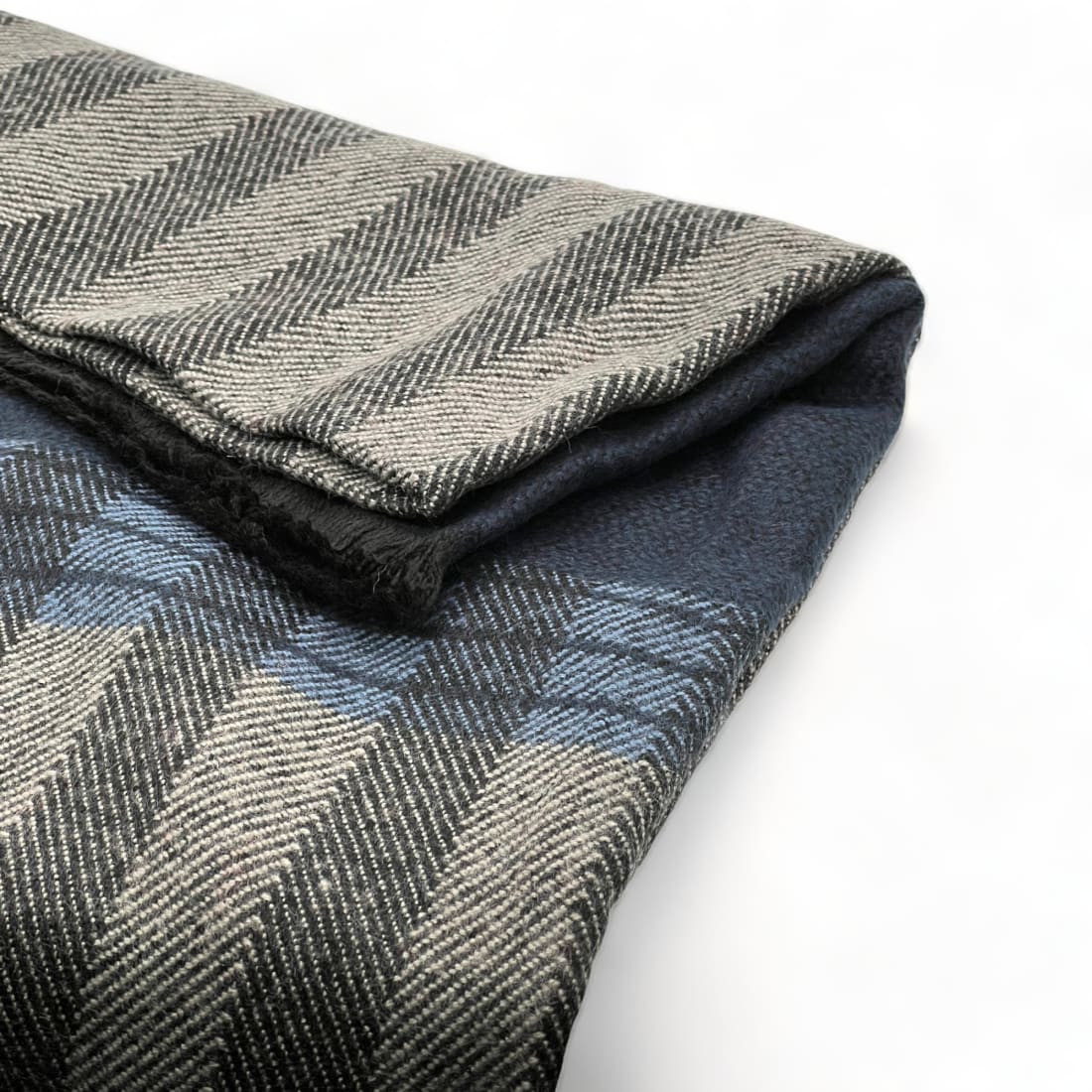 Gros plan de l’écharpe à rayures : chevrons gris et bande bleu clair