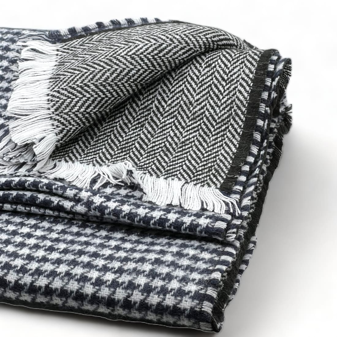 Gros plan de l’écharpe pied-de-poule et de son revers à chevrons noir et blanc