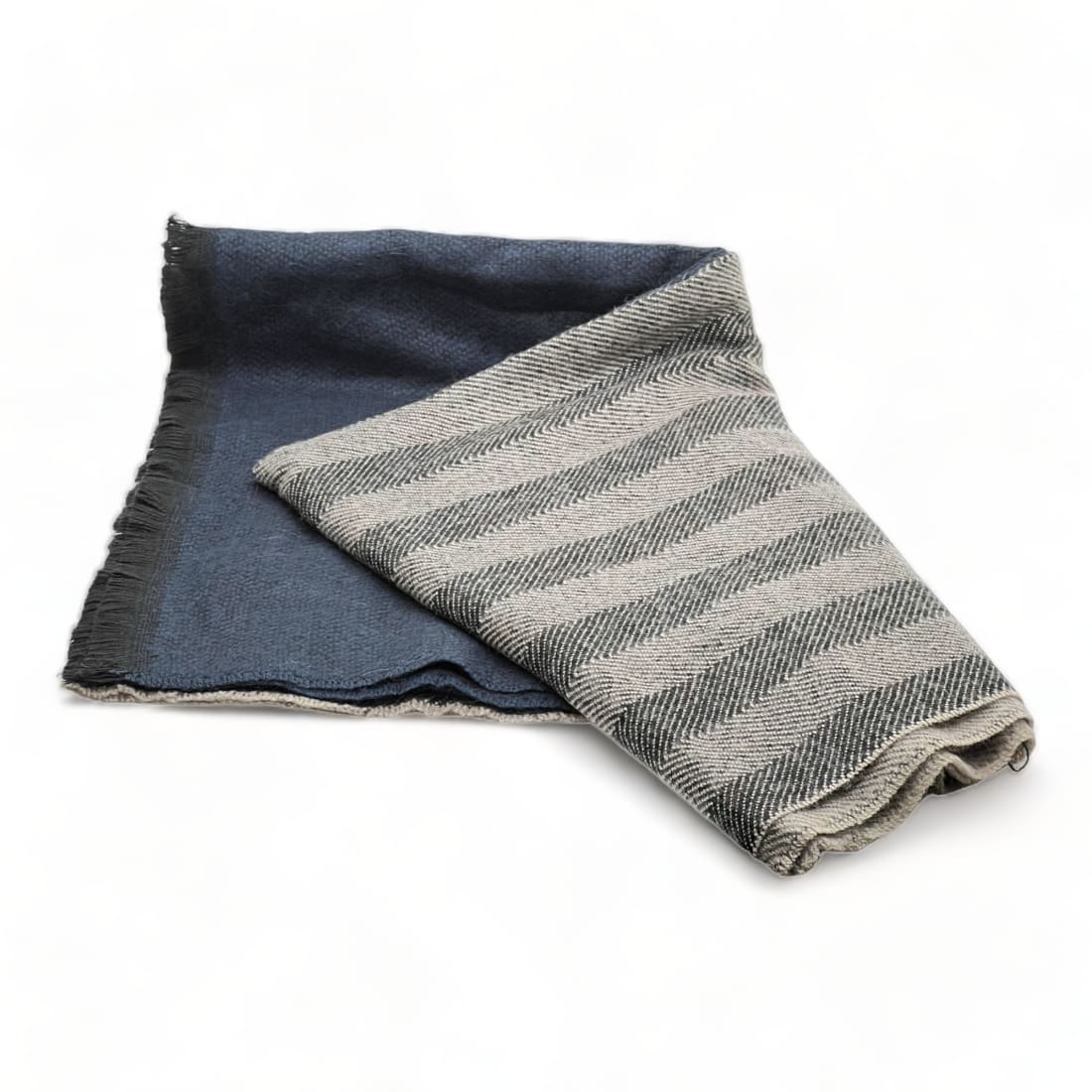 Écharpe à rayures grises et anthracite pliée, revers bleu marine uni
