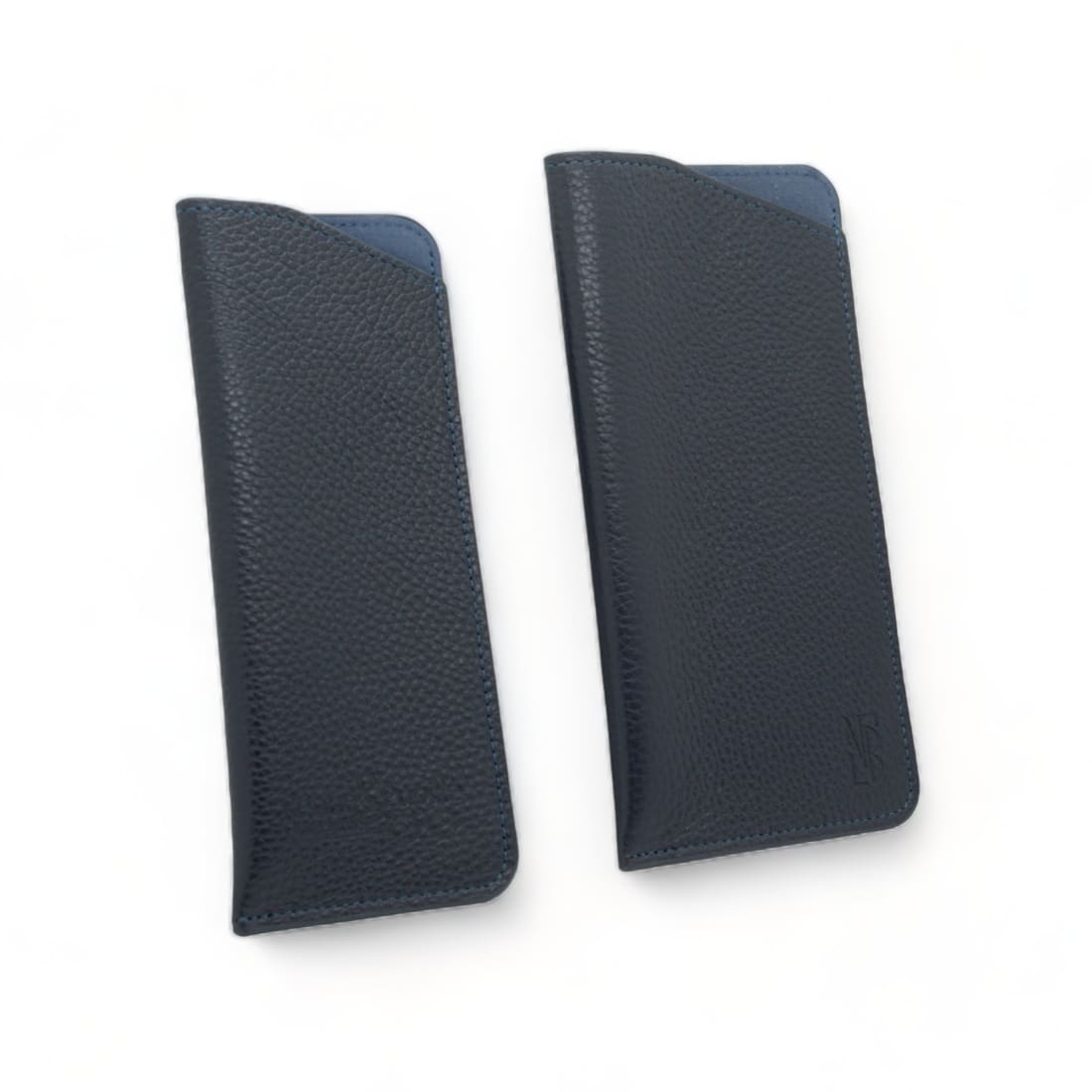 Les deux formats de l’étui à lunettes en cuir grainé bleu marine côte à côte, petit et grand