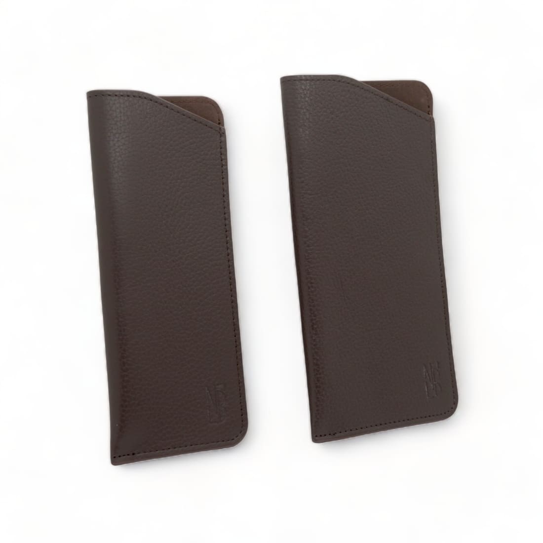 Les deux formats de l’étui à lunettes en cuir grainé marron foncé côte à côte, petite et grande taille