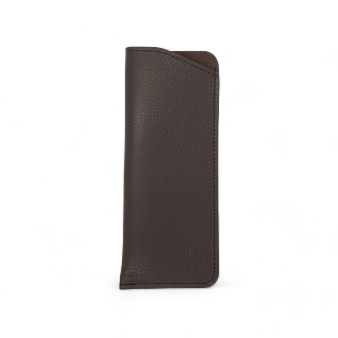 Étui à lunettes en cuir grainé marron foncé, petit format pour lunettes de vue, vu de face, monogramme NB