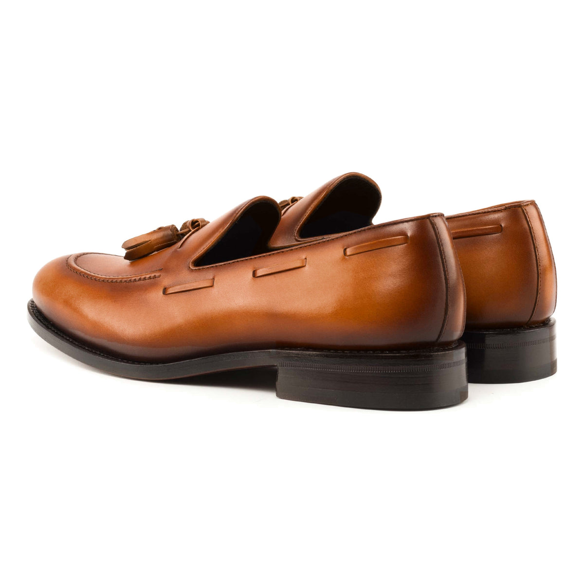 Mocassin à glands en cuir teinté main cognac, vue de trois quarts arrière
