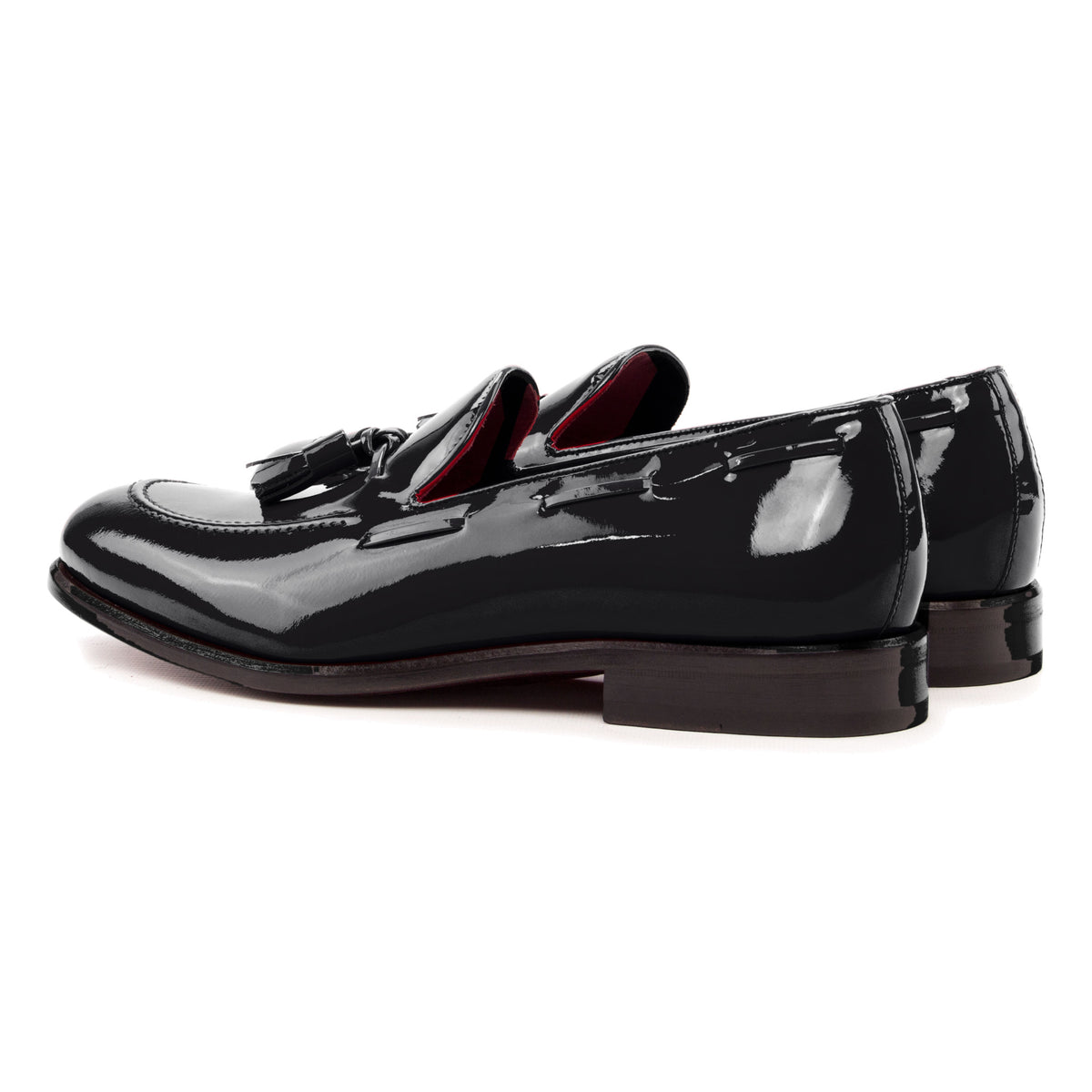 Mocassin à glands en cuir vernis noir, vue de trois quarts arrière