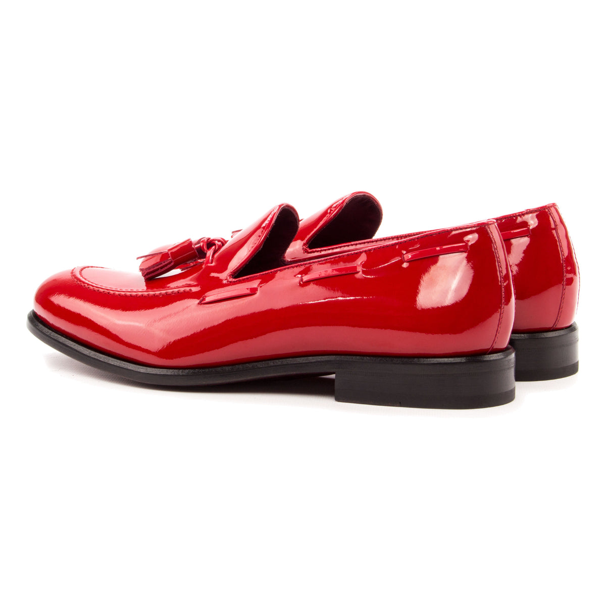 Mocassin à glands en cuir vernis rouge, vue de trois quarts arrière