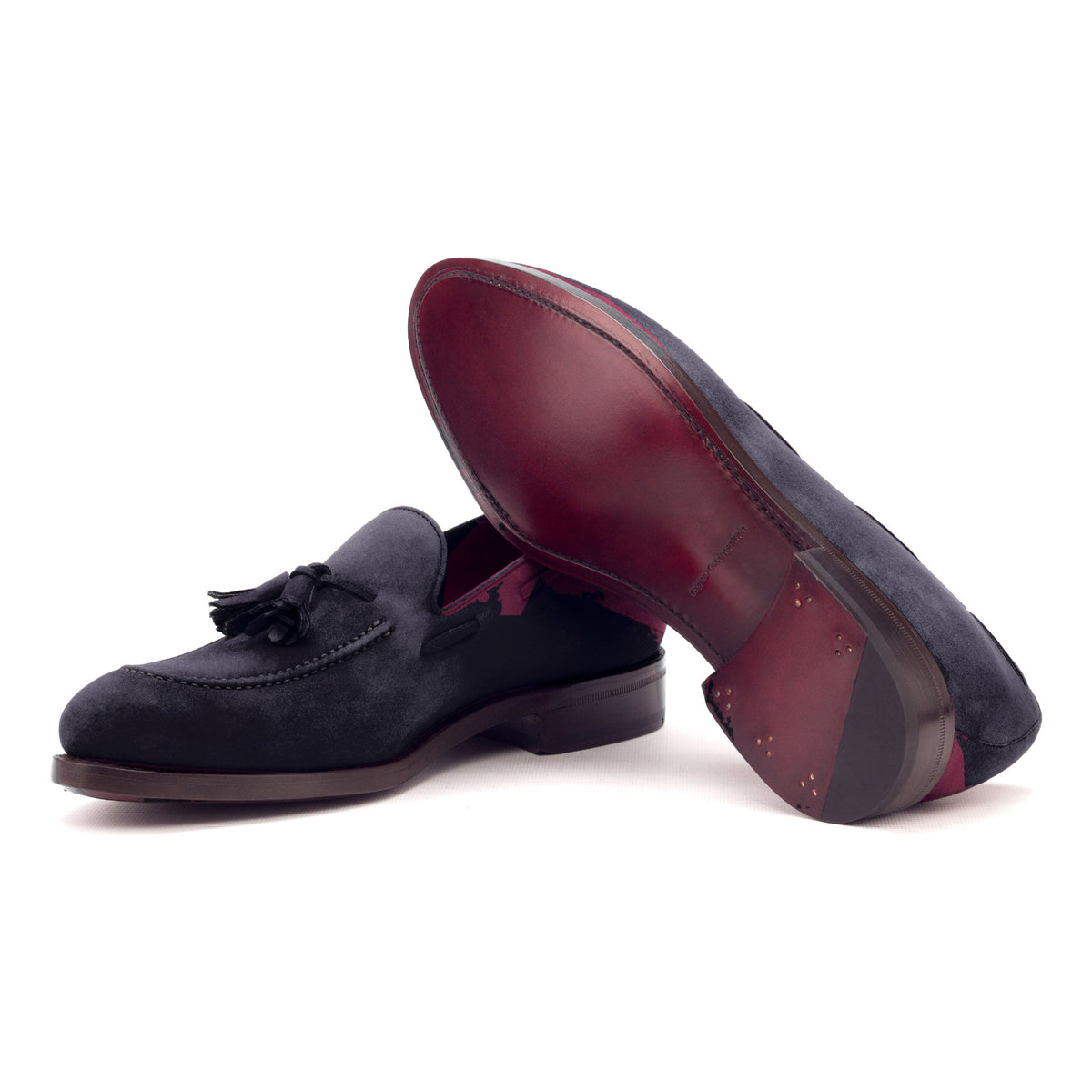 Mocassin à glands en daim bleu marine : une chaussure couchée montre la semelle