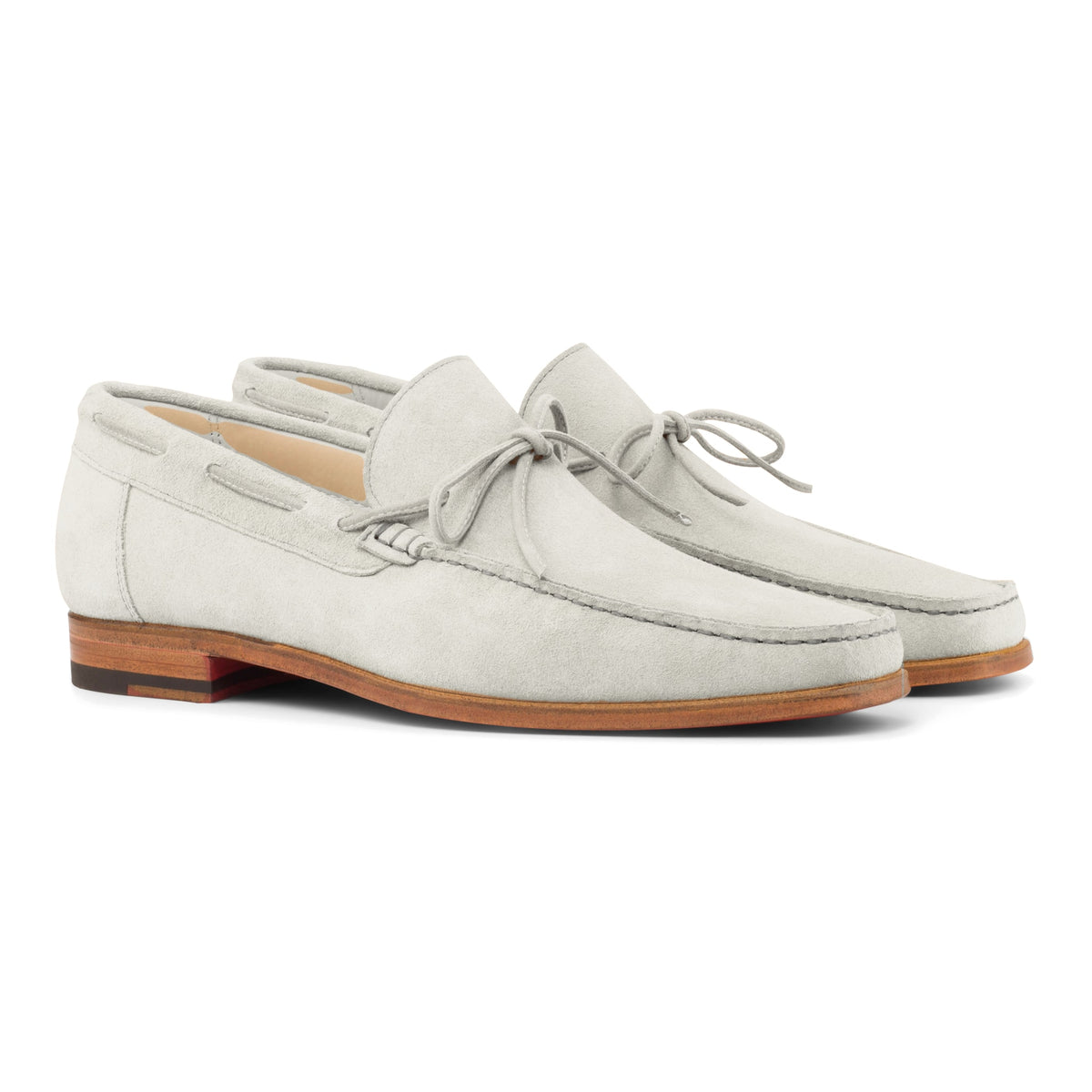 Mocassin bateau en daim blanc, vue de trois quarts avant