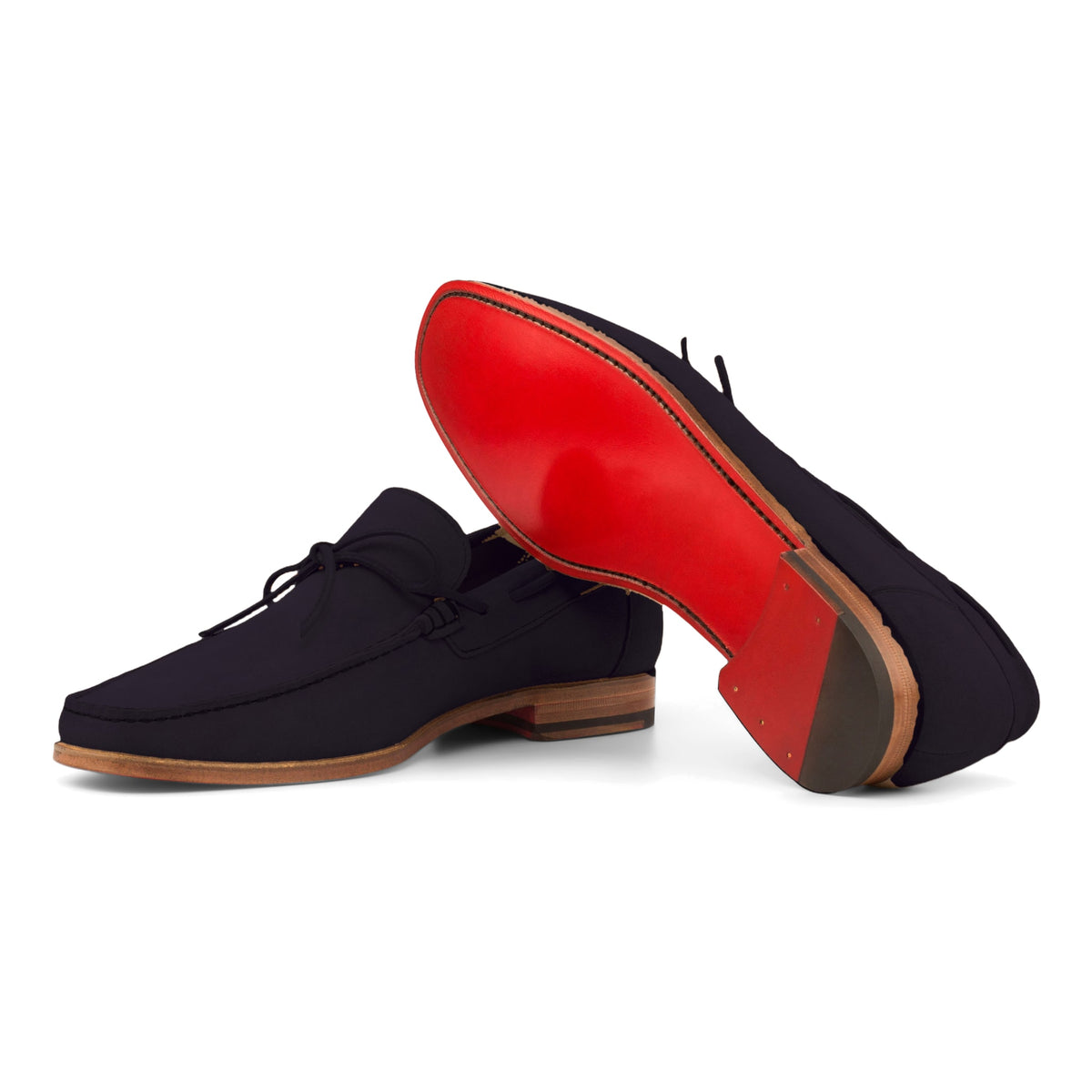 Mocassin bateau en daim bleu marine : une chaussure couchée montre la semelle