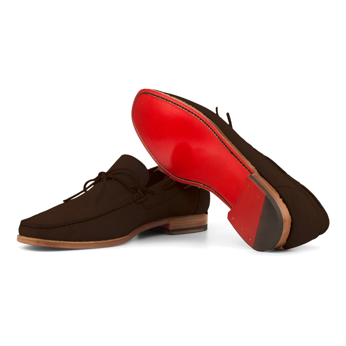 Mocassin bateau en daim marron foncé : une chaussure couchée montre la semelle