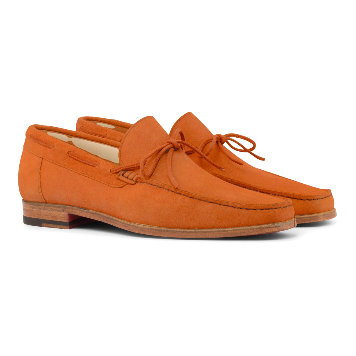 Mocassin bateau en daim orange, vue de trois quarts avant