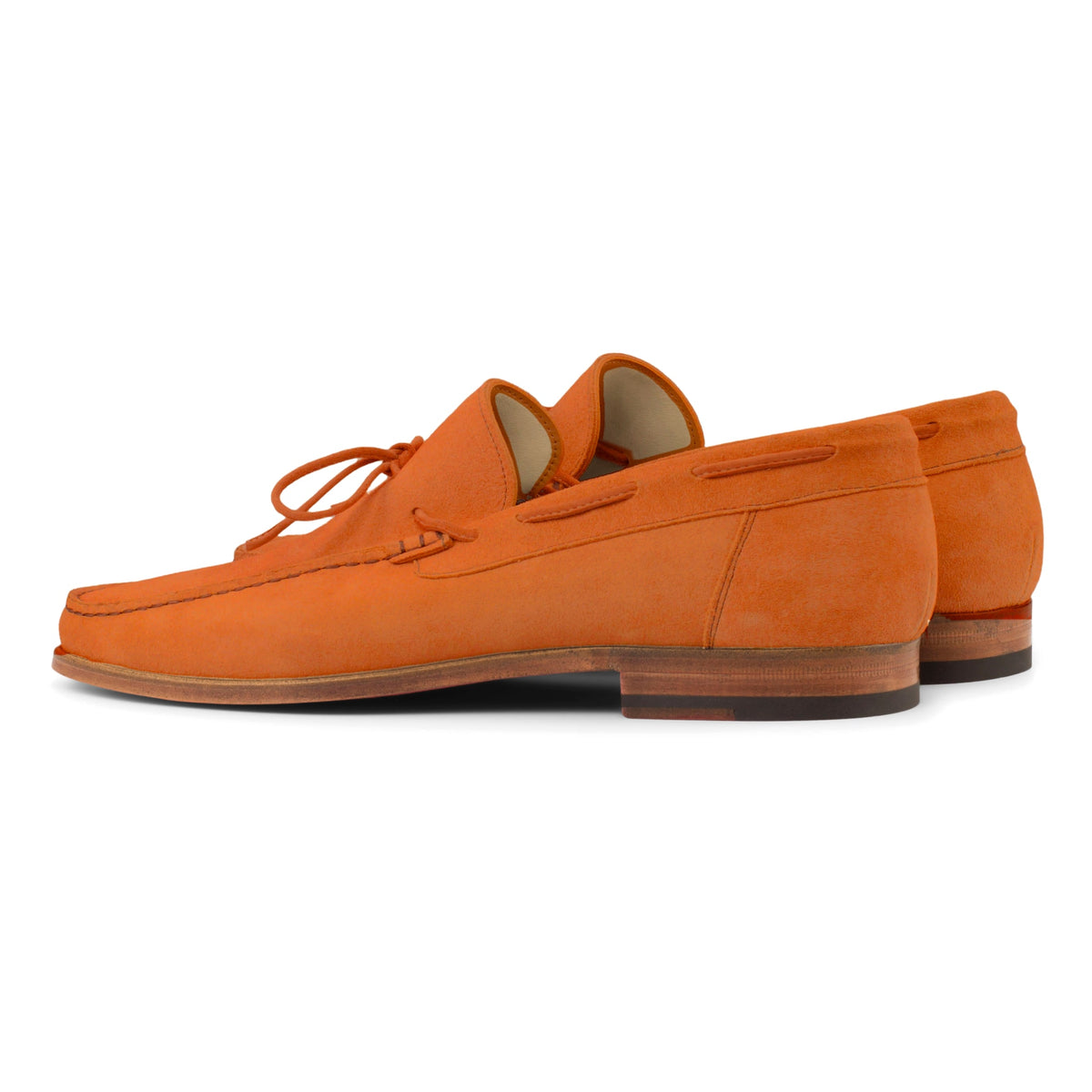 Mocassin bateau en daim orange, vue de trois quarts arrière
