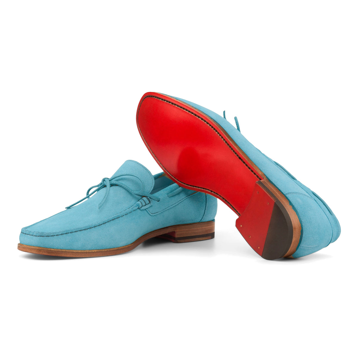Mocassin bateau en daim turquoise : une chaussure couchée montre la semelle