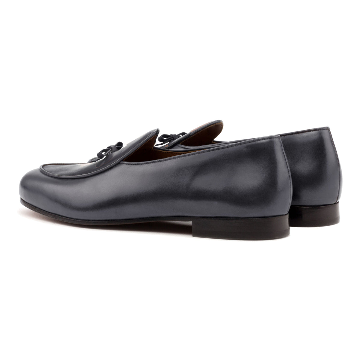 Mocassin belge en cuir bleu marine, vue de trois quarts arrière