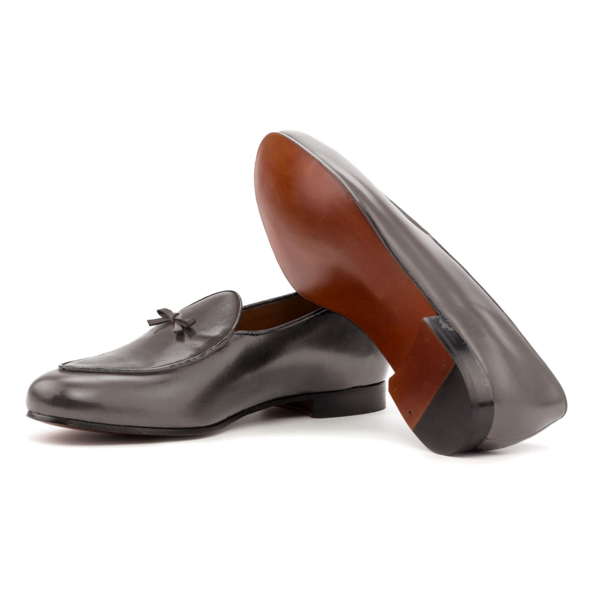 Mocassin belge en cuir teinté main gris : une chaussure couchée montre la semelle