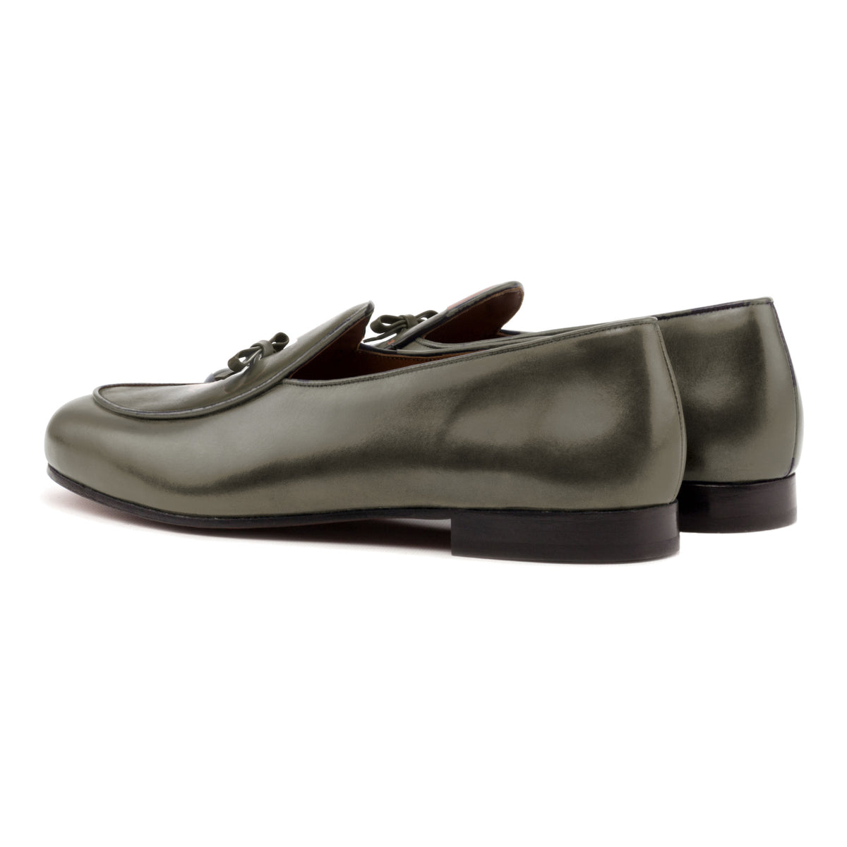 Mocassin belge en cuir teinté main vert olive, vue de trois quarts arrière