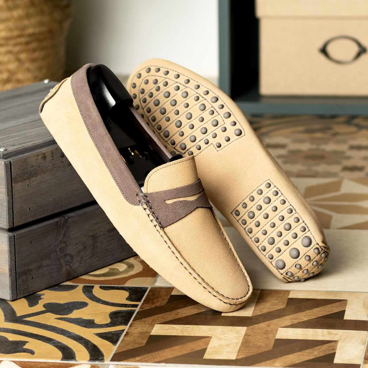 Mocassin Driver en daim beige et marron – vue 4