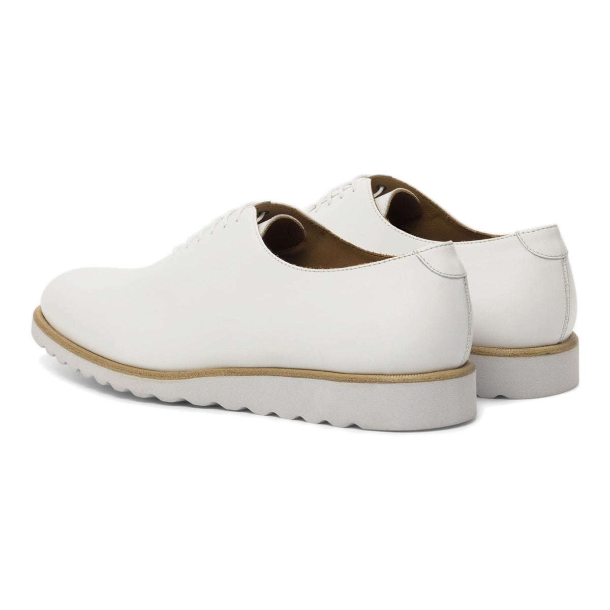 One Cut en cuir blanc, la paire vue de trois quarts arrière