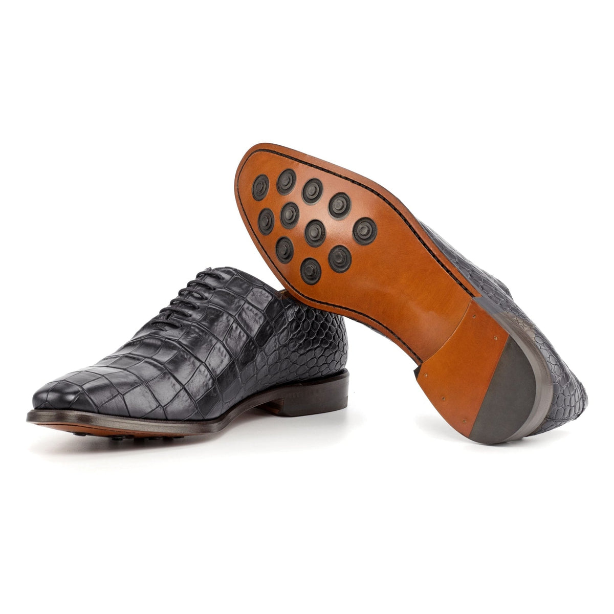 One Cut en cuir façon croco noir : une chaussure debout, l’autre couchée montre sa semelle