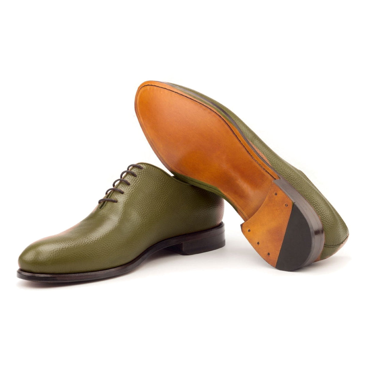One Cut en cuir gros grain vert olive, semelle cuir : une chaussure debout, l’autre couchée montre sa semelle