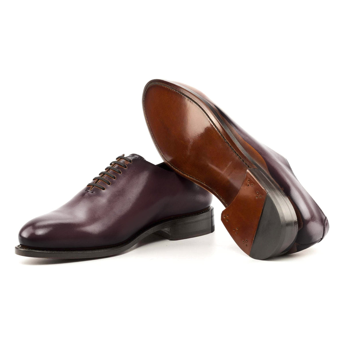 One Cut en cuir teinté main bordeaux, semelle cuir : une chaussure debout, l’autre couchée montre sa semelle
