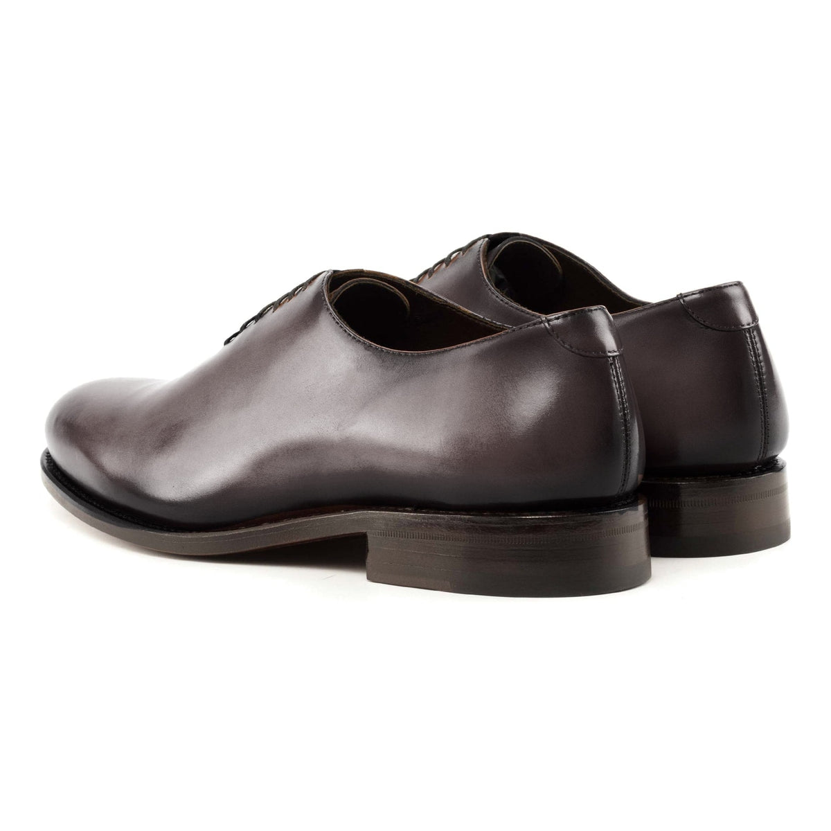 One Cut en cuir teinté main marron foncé, la paire vue de trois quarts arrière