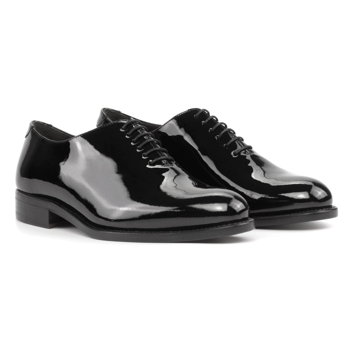 One Cut en cuir verni noir : la paire vue de trois quarts