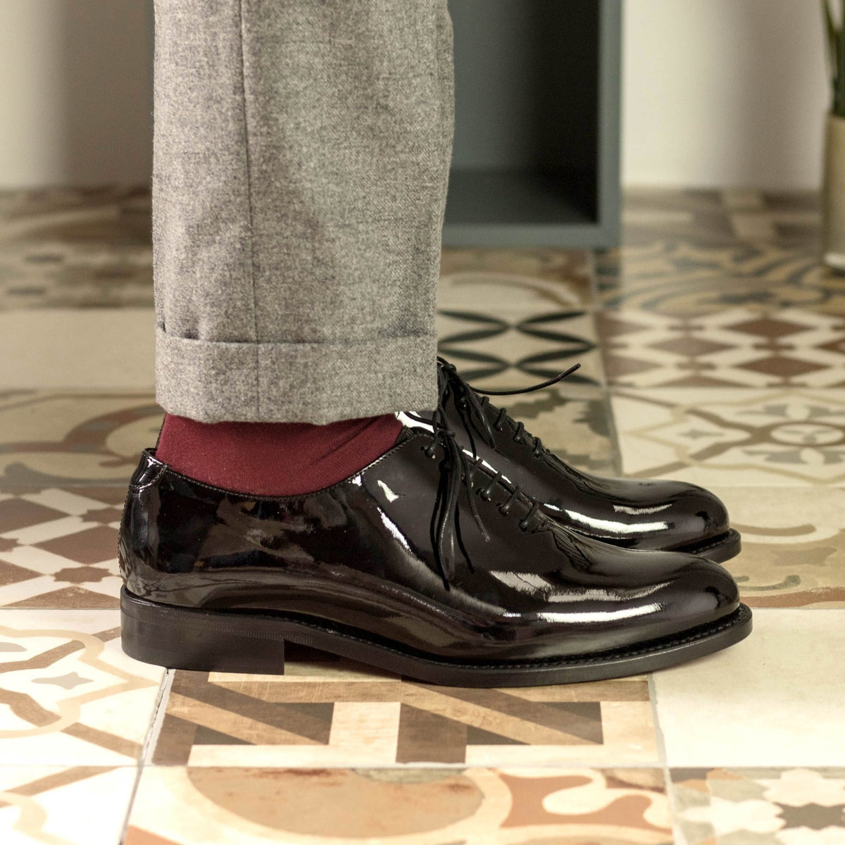 One Cut en cuir verni noir porté, les deux chaussures vues de face