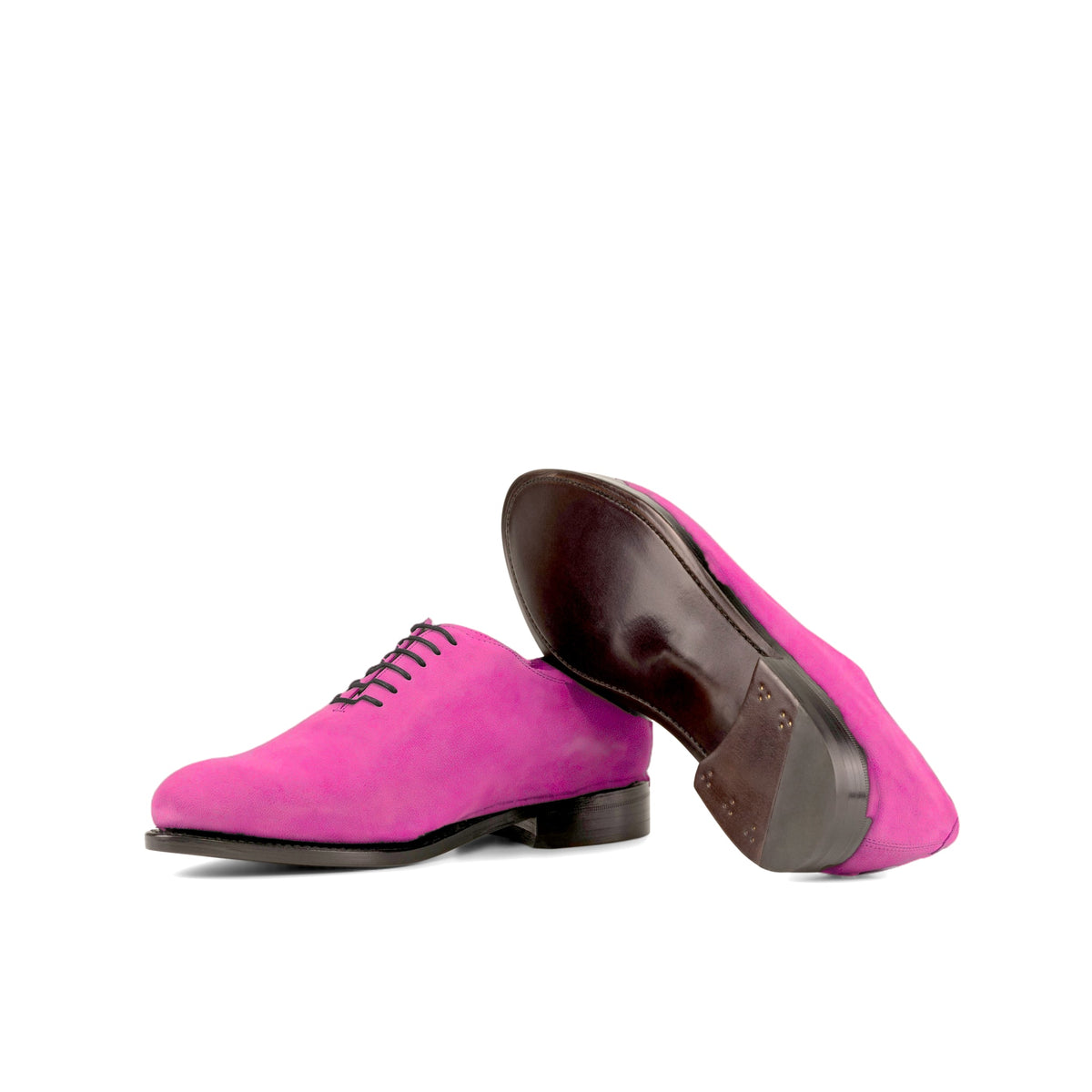 One Cut en daim de chevreau fuchsia : une chaussure debout, l’autre couchée montre sa semelle