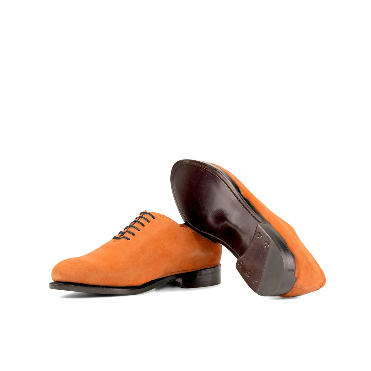 One Cut en daim de chevreau orange : une chaussure debout, l’autre couchée montre sa semelle