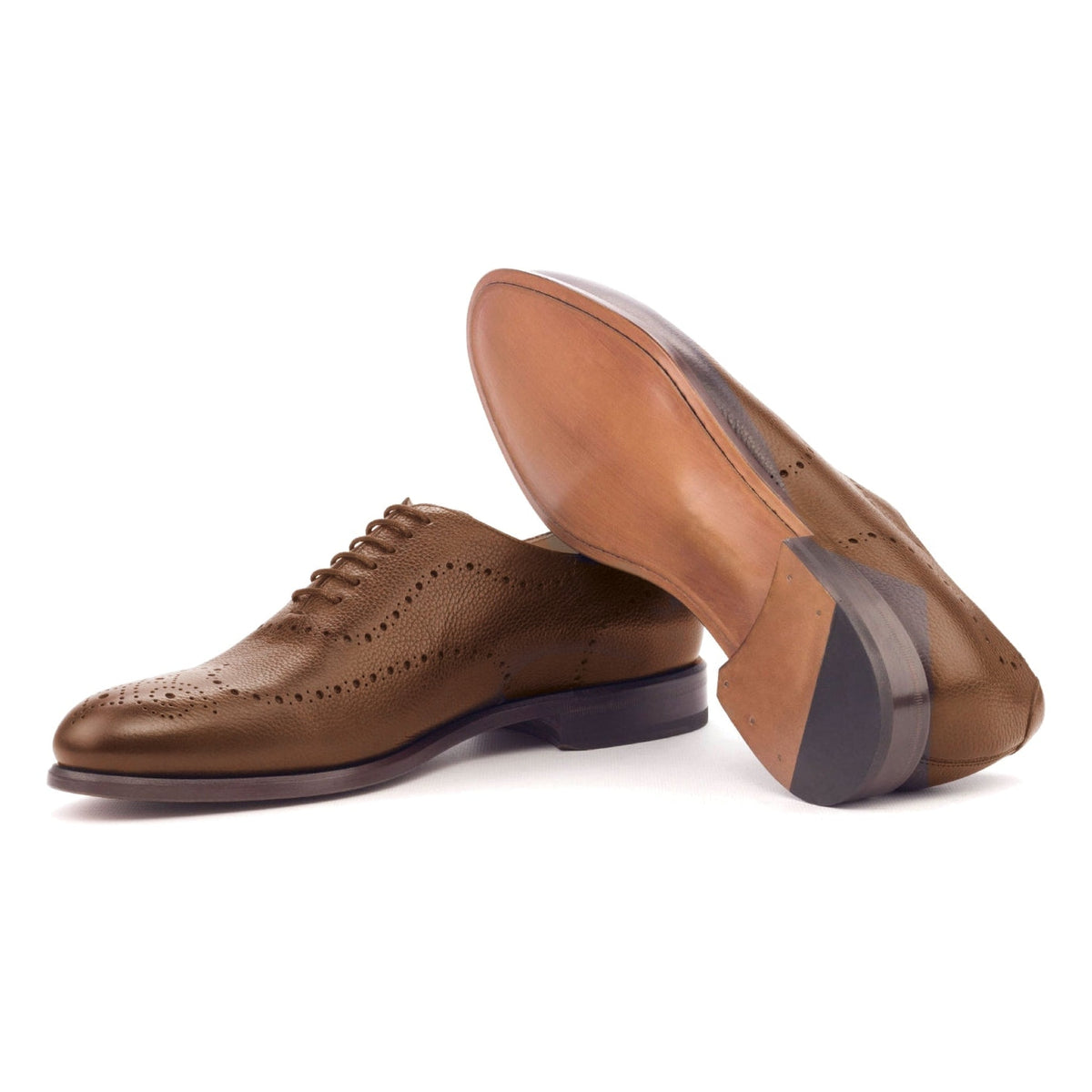 One Cut perforé en cuir grainé marron moyen, semelle cuir : une chaussure debout, l’autre couchée montre sa semelle