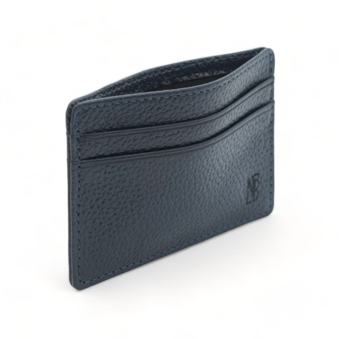 Porte-cartes en cuir grainé bleu marine de trois quarts, avec sa poche centrale ouverte par le haut