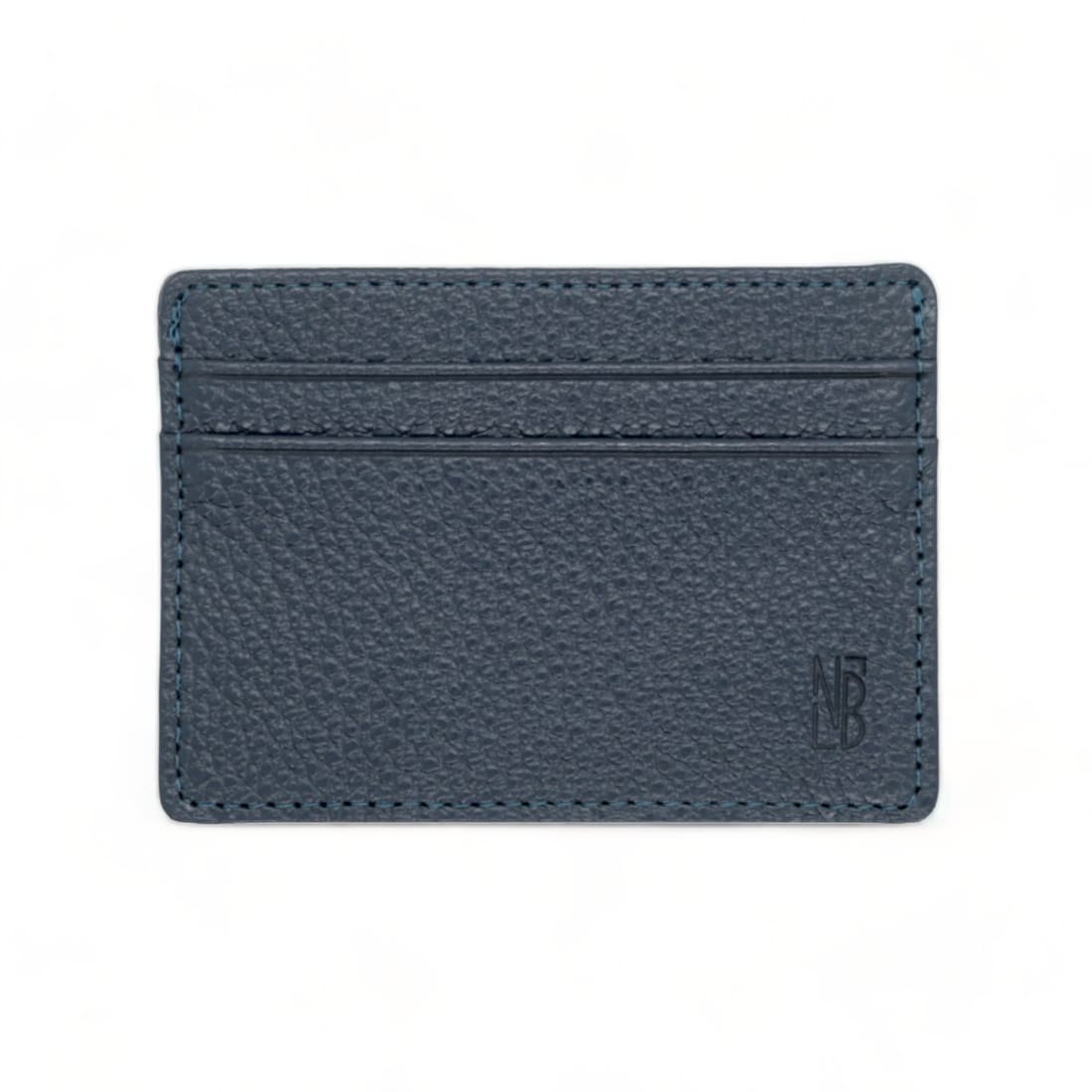 Porte-cartes en cuir grainé bleu marine vu de face : deux fentes à cartes et monogramme NB en creux
