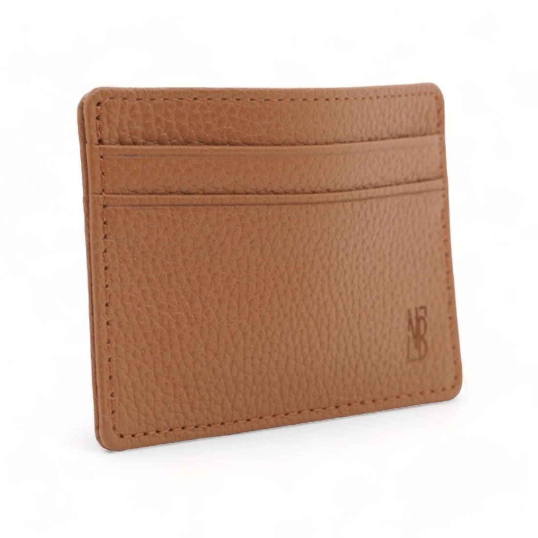 Porte-cartes en cuir grainé gold vu de près : le grain du cuir et la surpiqûre du bord