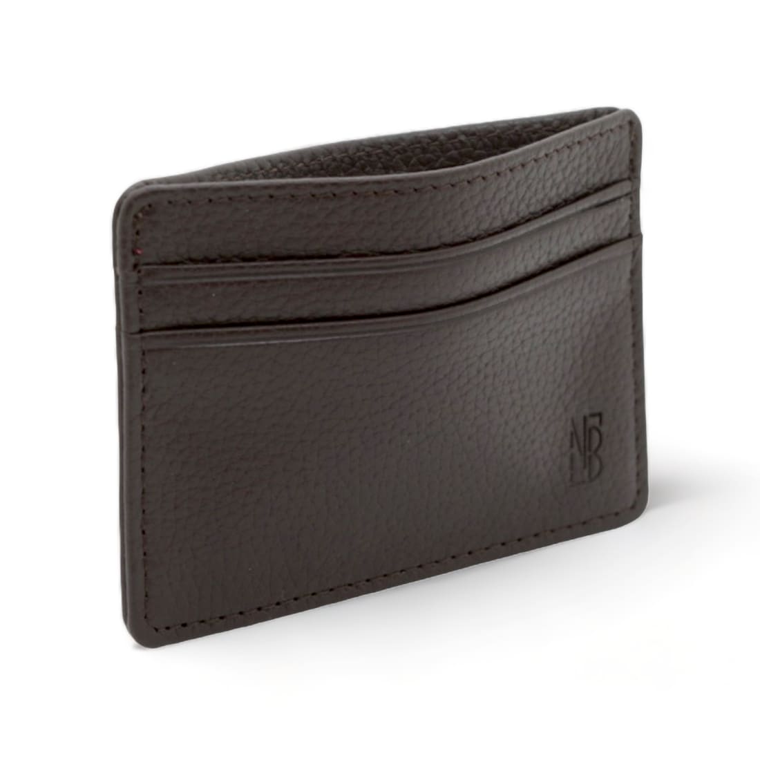 Porte-cartes en cuir grainé marron foncé de trois quarts, avec sa poche centrale ouverte par le haut