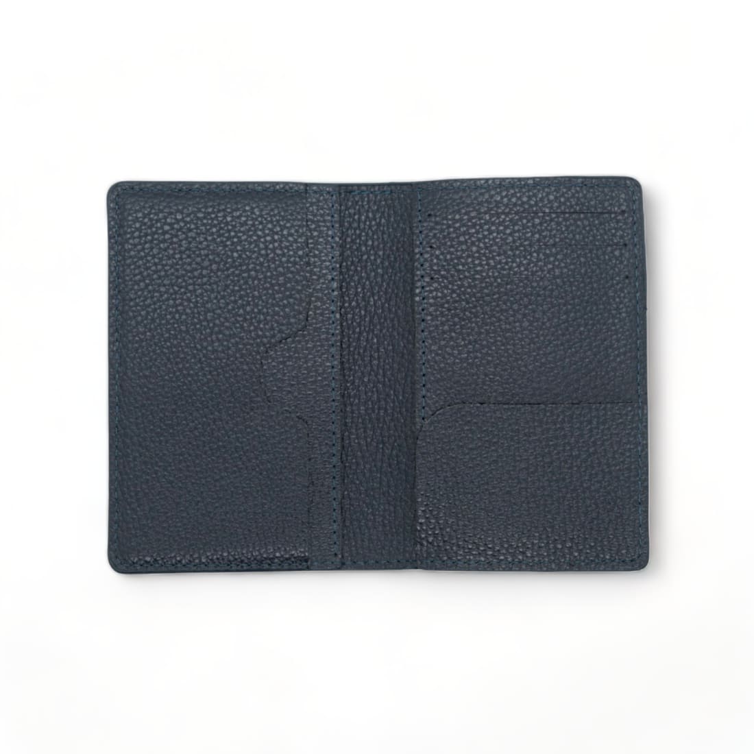 Portefeuille vertical en cuir grainé bleu marine ouvert à plat : grande poche à encoche à gauche, fentes à cartes à droite