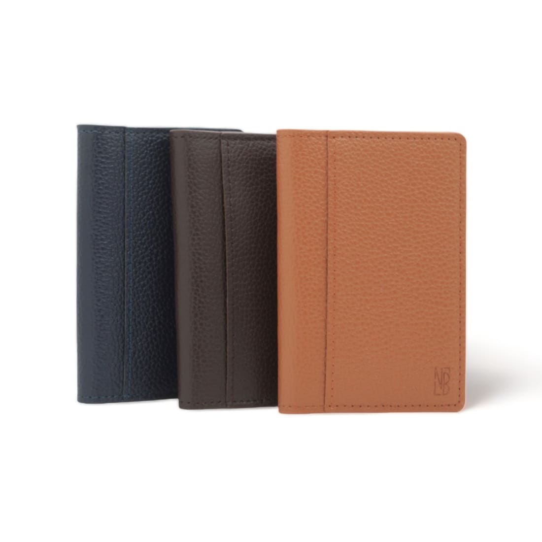 Les trois portefeuilles verticaux en cuir grainé debout : bleu marine, marron foncé et gold