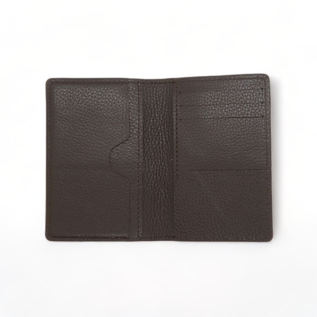Portefeuille vertical en cuir grainé marron foncé ouvert à plat : grande poche à encoche à gauche, fentes à cartes à droite