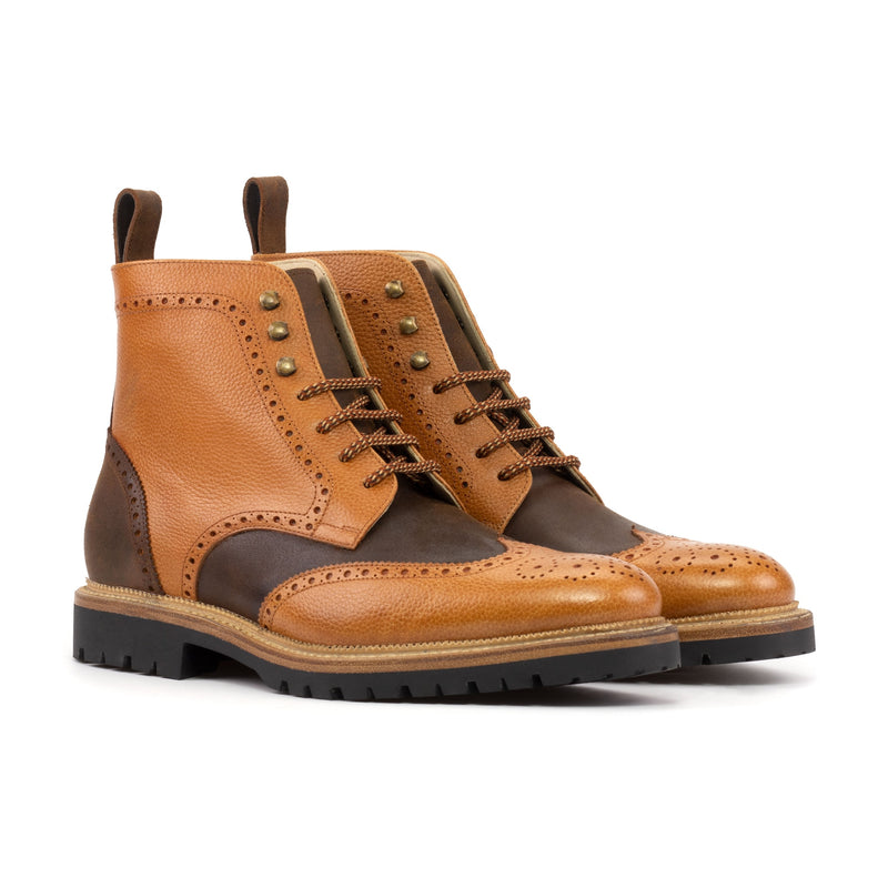 Le cuir grainé cognac sur un autre modèle, photo non retouchée. Une partie de la paire est dans un autre cuir.