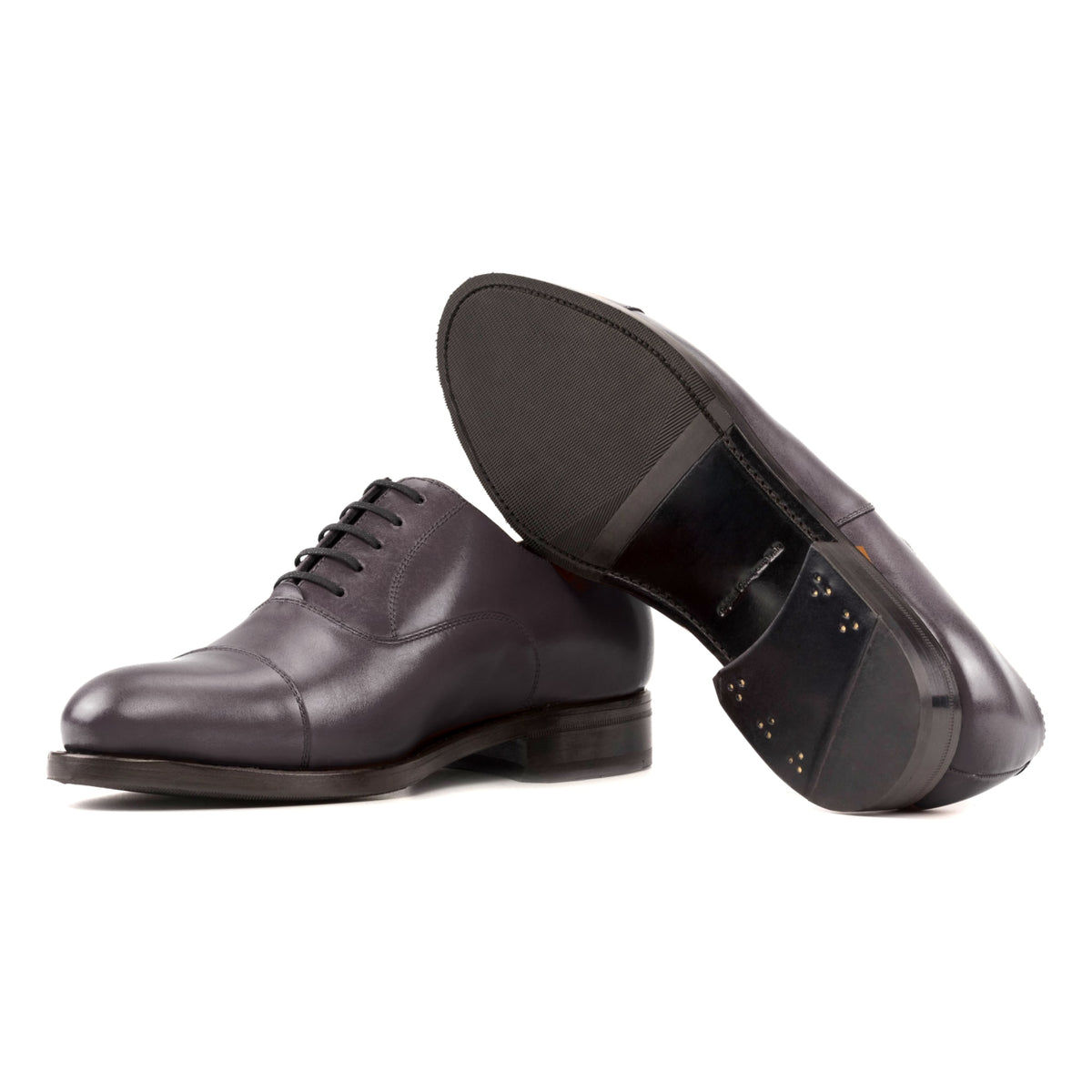 Richelieu bout droit en cuir sang-de-bœuf, semelle cuir et patin : une chaussure debout, l’autre couchée montre sa semelle