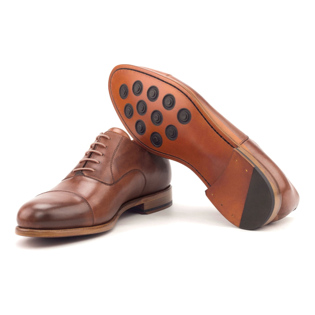 Richelieu bout droit en cuir teinté main marron moyen, semelle cuir Buttons : une chaussure debout, l’autre couchée montre sa semelle