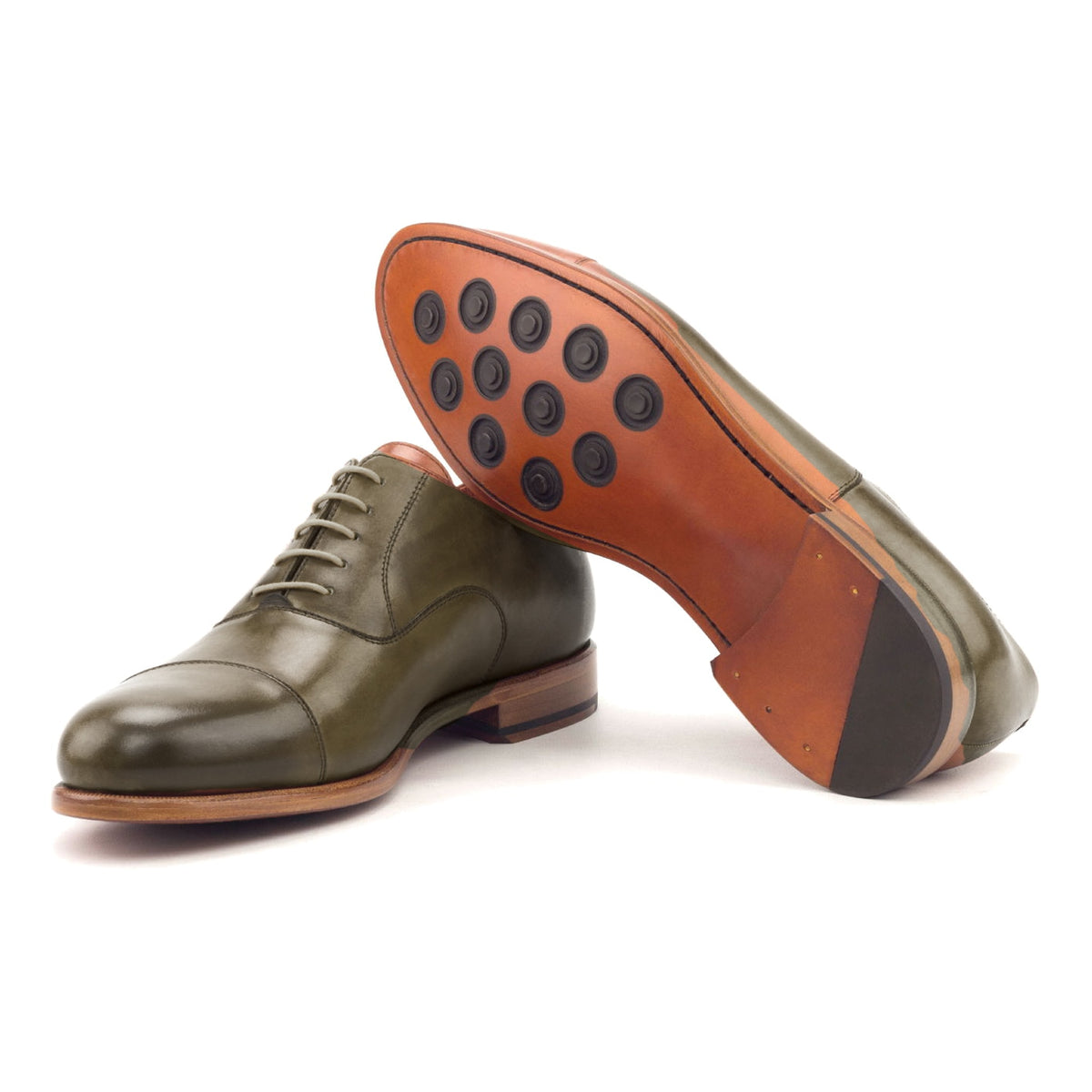 Richelieu bout droit en cuir teinté main vert olive, semelle cuir Buttons : une chaussure debout, l’autre couchée montre sa semelle