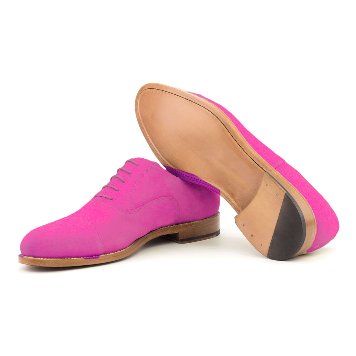Richelieu bout droit en daim de chevreau fuchsia, semelle cuir : une chaussure debout, l’autre couchée montre sa semelle