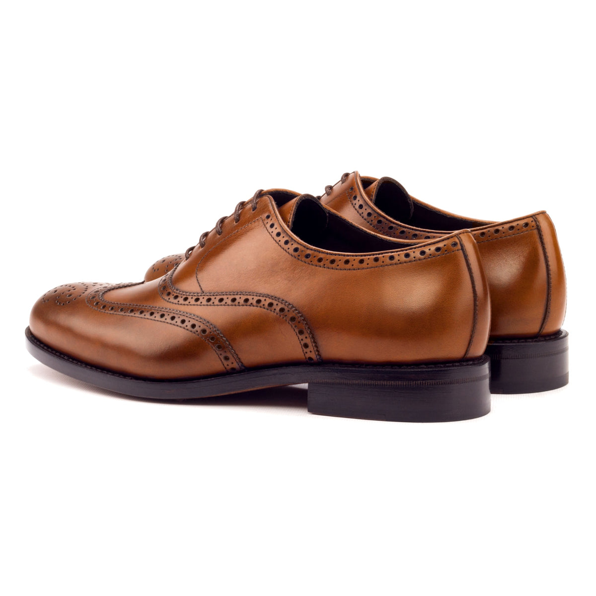 Richelieu fleuri en cuir teinté main cognac, la paire vue de trois quarts arrière