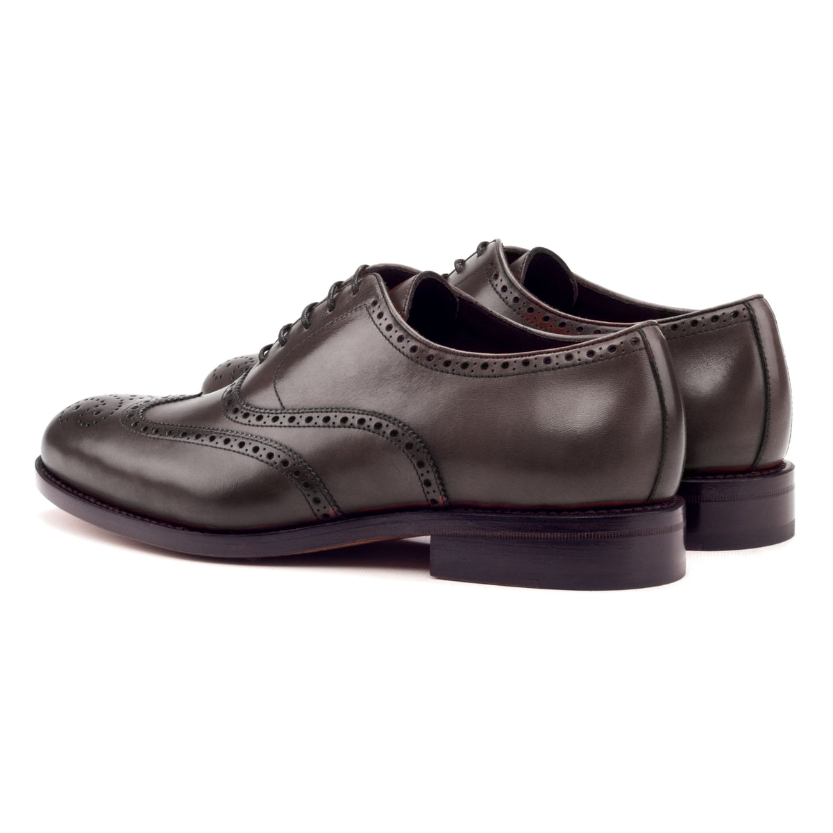 Richelieu fleuri en cuir teinté main marron foncé, la paire vue de trois quarts arrière