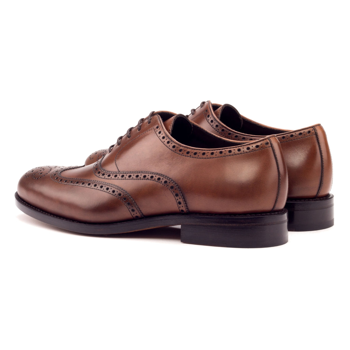 Richelieu fleuri en cuir teinté main marron moyen, la paire vue de trois quarts arrière