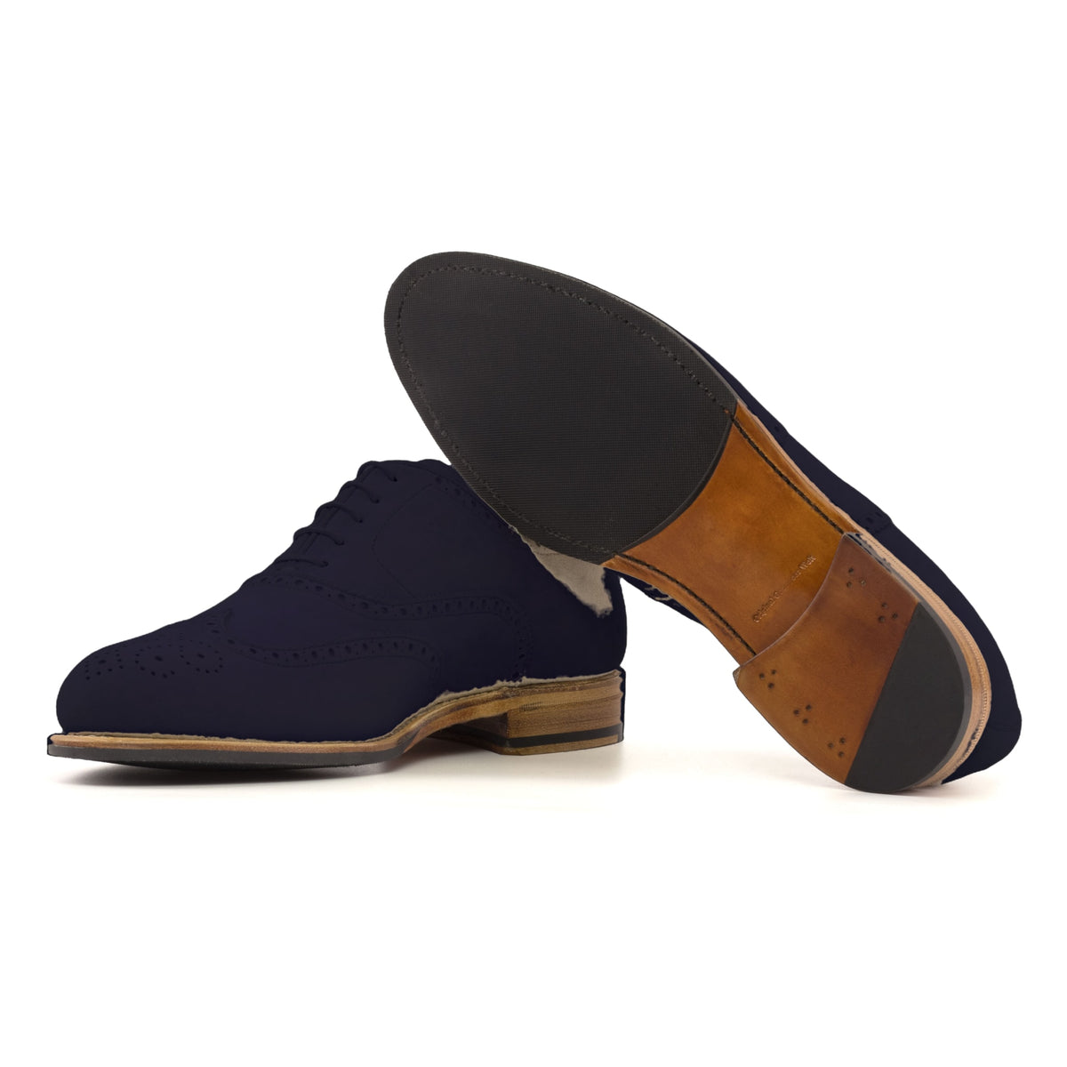 Richelieu fleuri en daim bleu marine, semelle cuir et patin : une chaussure debout, l’autre couchée montre sa semelle