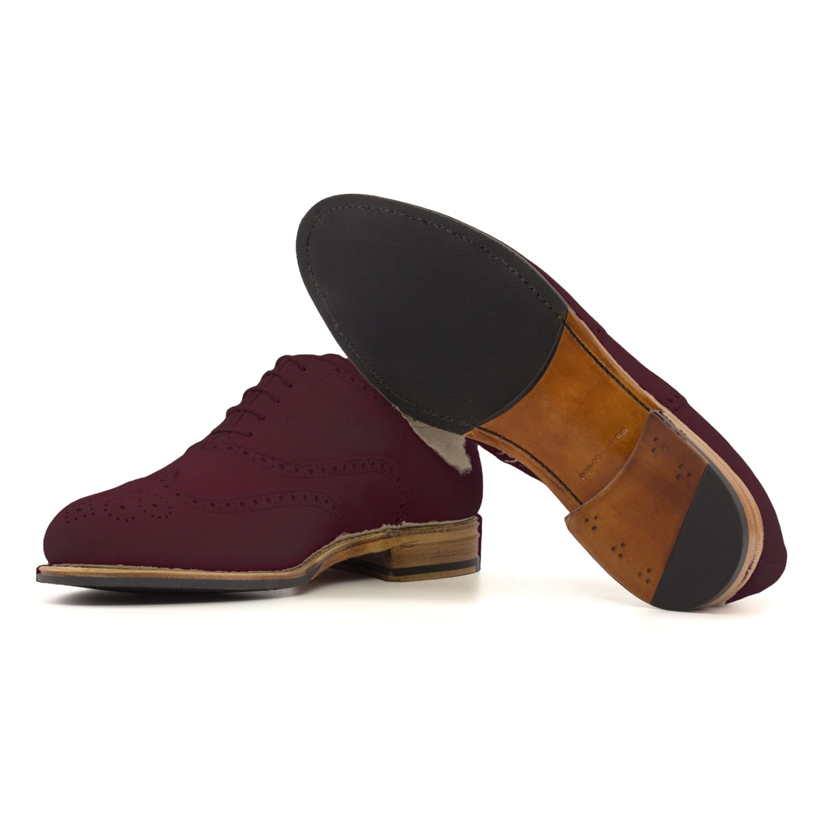 Richelieu fleuri en daim bordeaux, semelle cuir et patin : une chaussure debout, l’autre couchée montre sa semelle