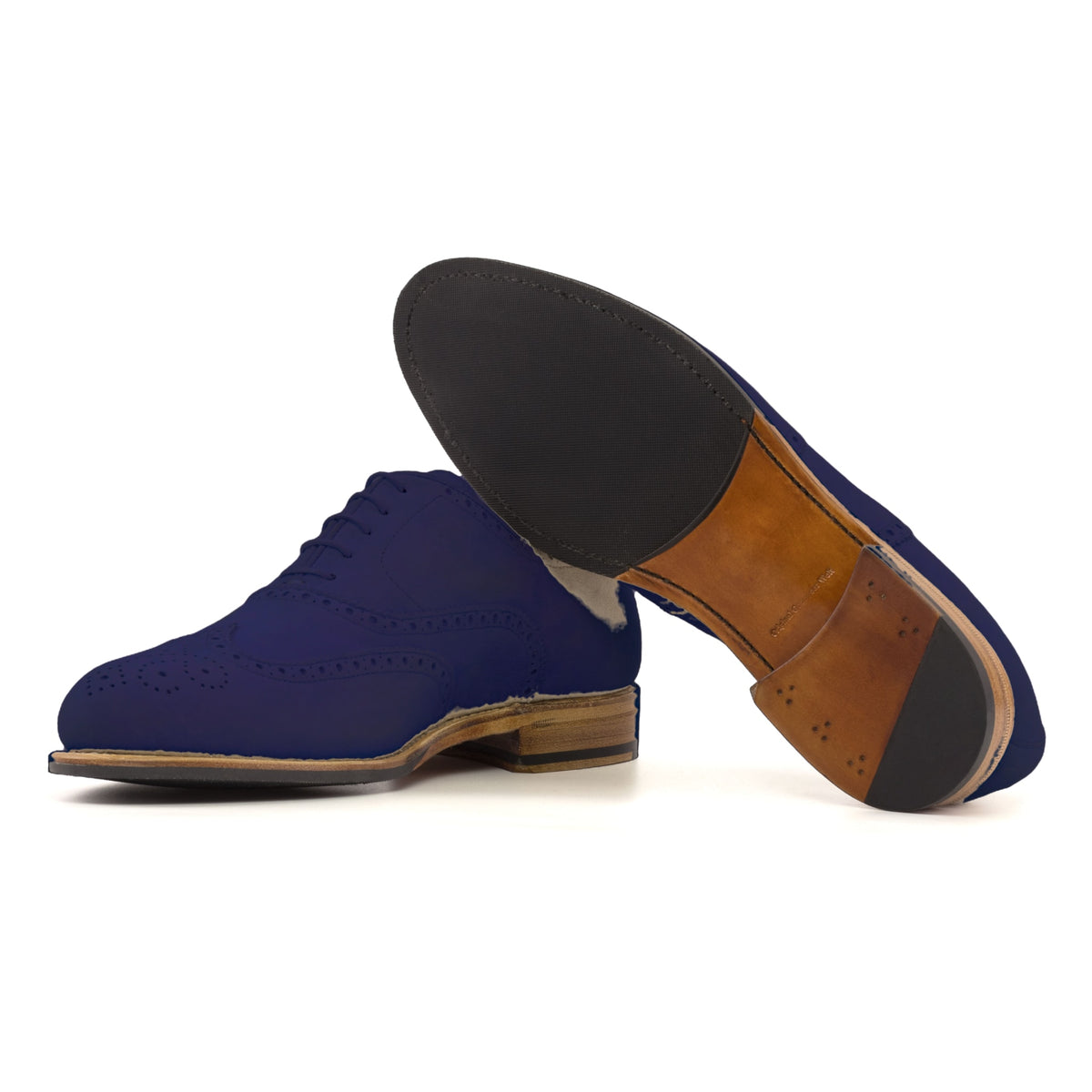 Richelieu fleuri en daim de chevreau bleu marine, semelle cuir et patin : une chaussure debout, l’autre couchée montre sa semelle