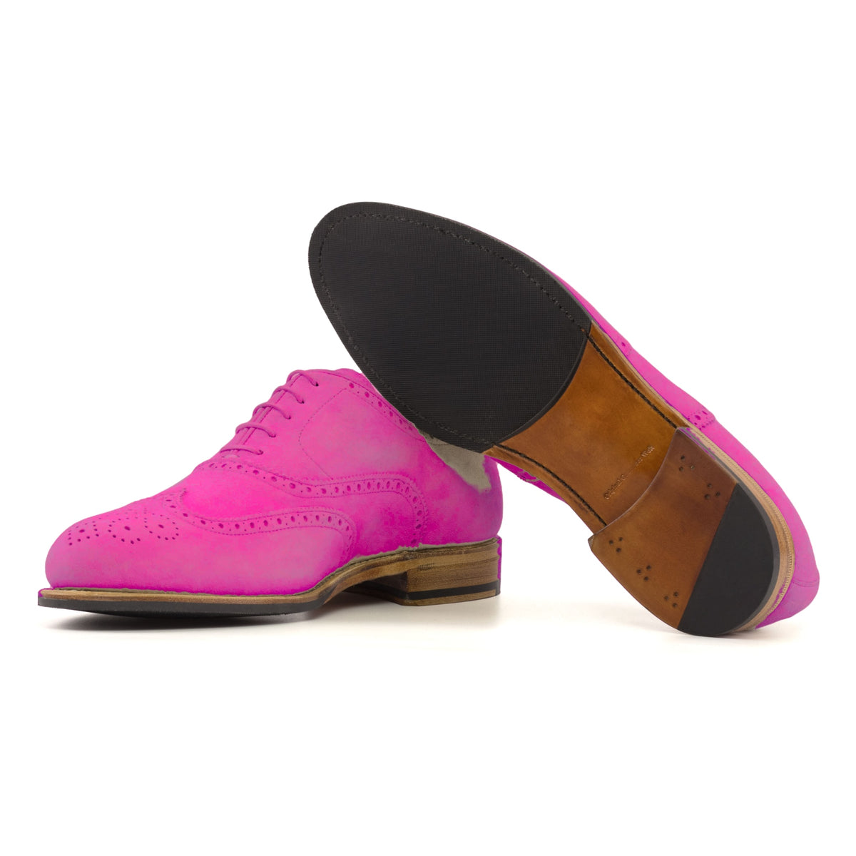 Richelieu fleuri en daim de chevreau fuchsia, semelle cuir et patin : une chaussure debout, l’autre couchée montre sa semelle